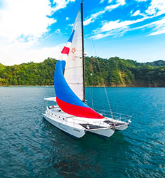 Paseo en Catamarán por Playa Fantasía en Jaco